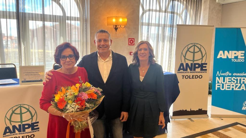 María Piedad Benavente, Premio al Mérito Docente.