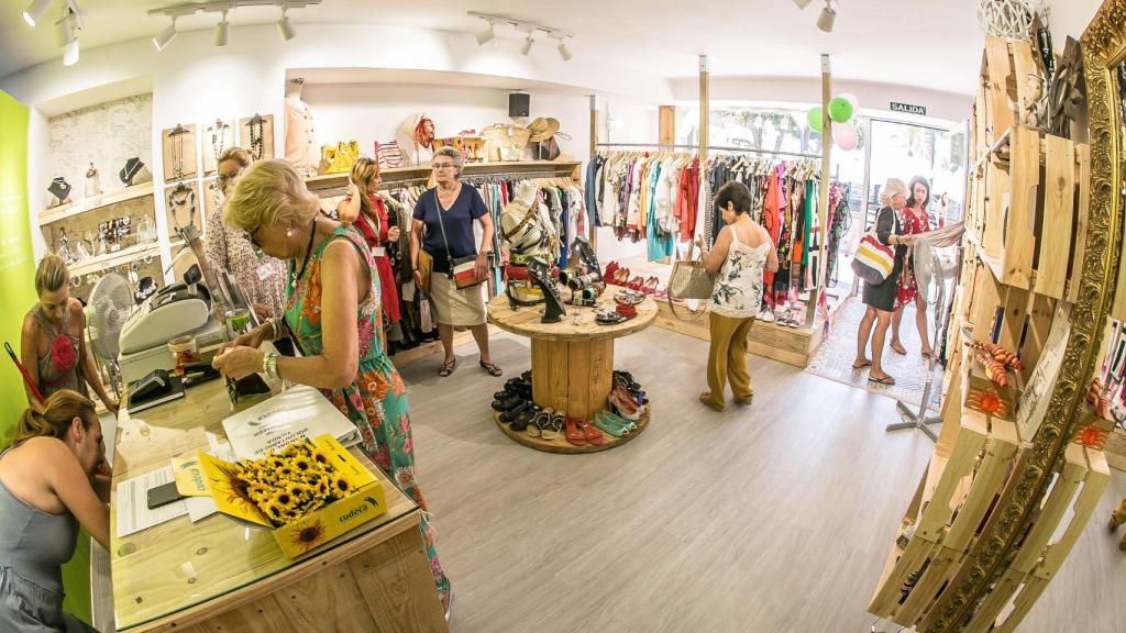 Las tiendas de Cudeca tienen de todo para todos y con una meta muy solidaria.