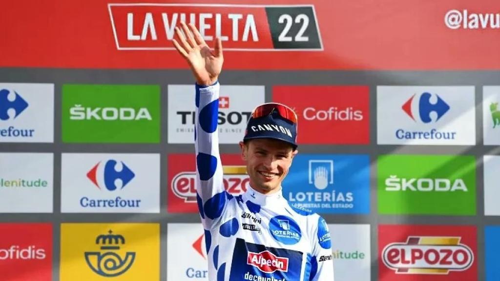 Jay Vine, en el podio con su maillot de lunares