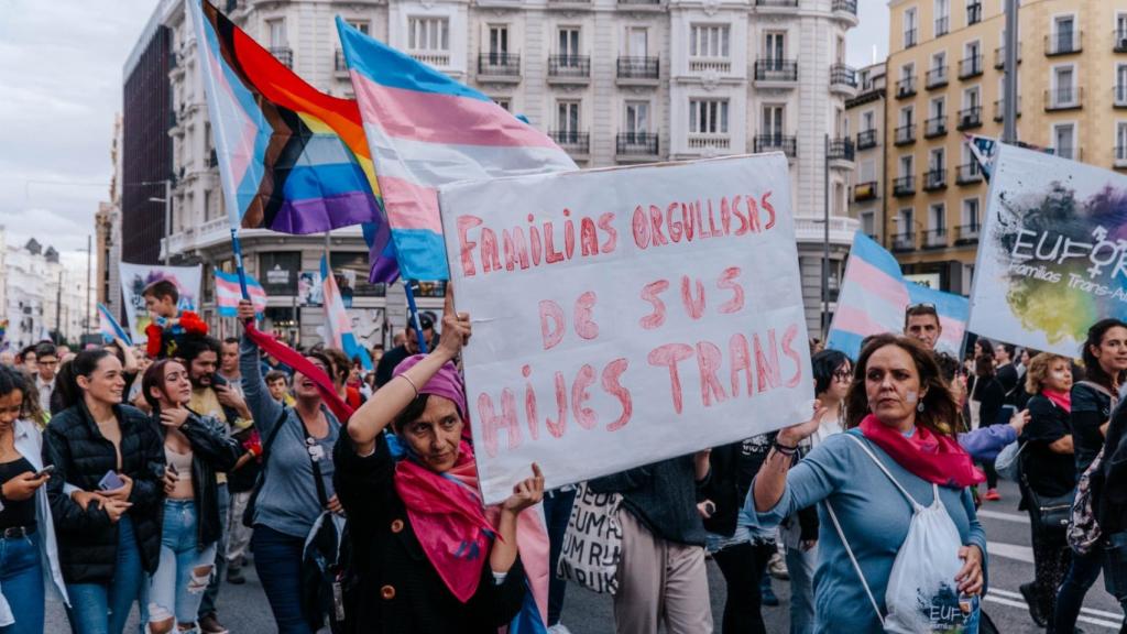 Manifestantes a favor de la autodeterminación de género en menores.