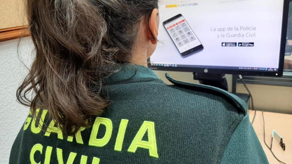 Imagen de un agente de la Guardia Civil usando la aplicación