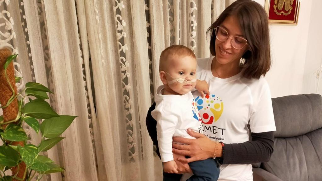 Imagen de Álex, el niño con acidemia metilmalónica, junto a su madre María