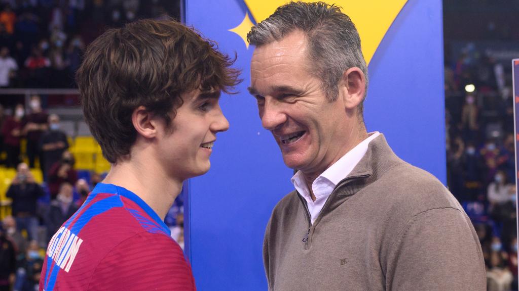Iñaki Urdangarin junto a su hijo Pablo tras un partido de balonmano.