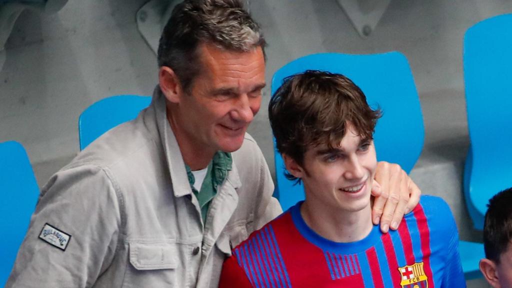 Pablo Urdangarin junto a su padre, Iñaki, tras uno de sus juegos de balonmano.