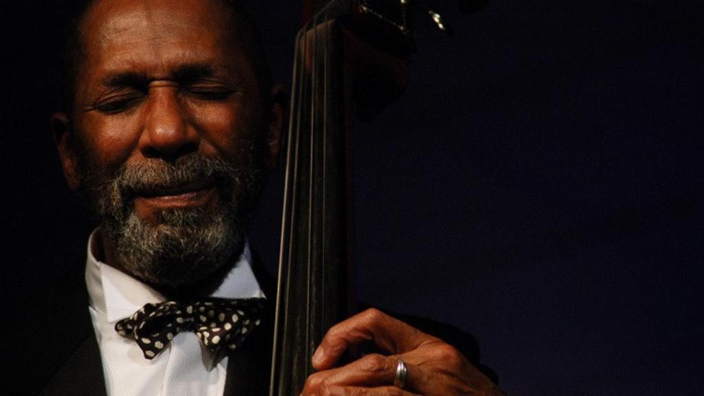 Ron Carter junto a su contrabajo