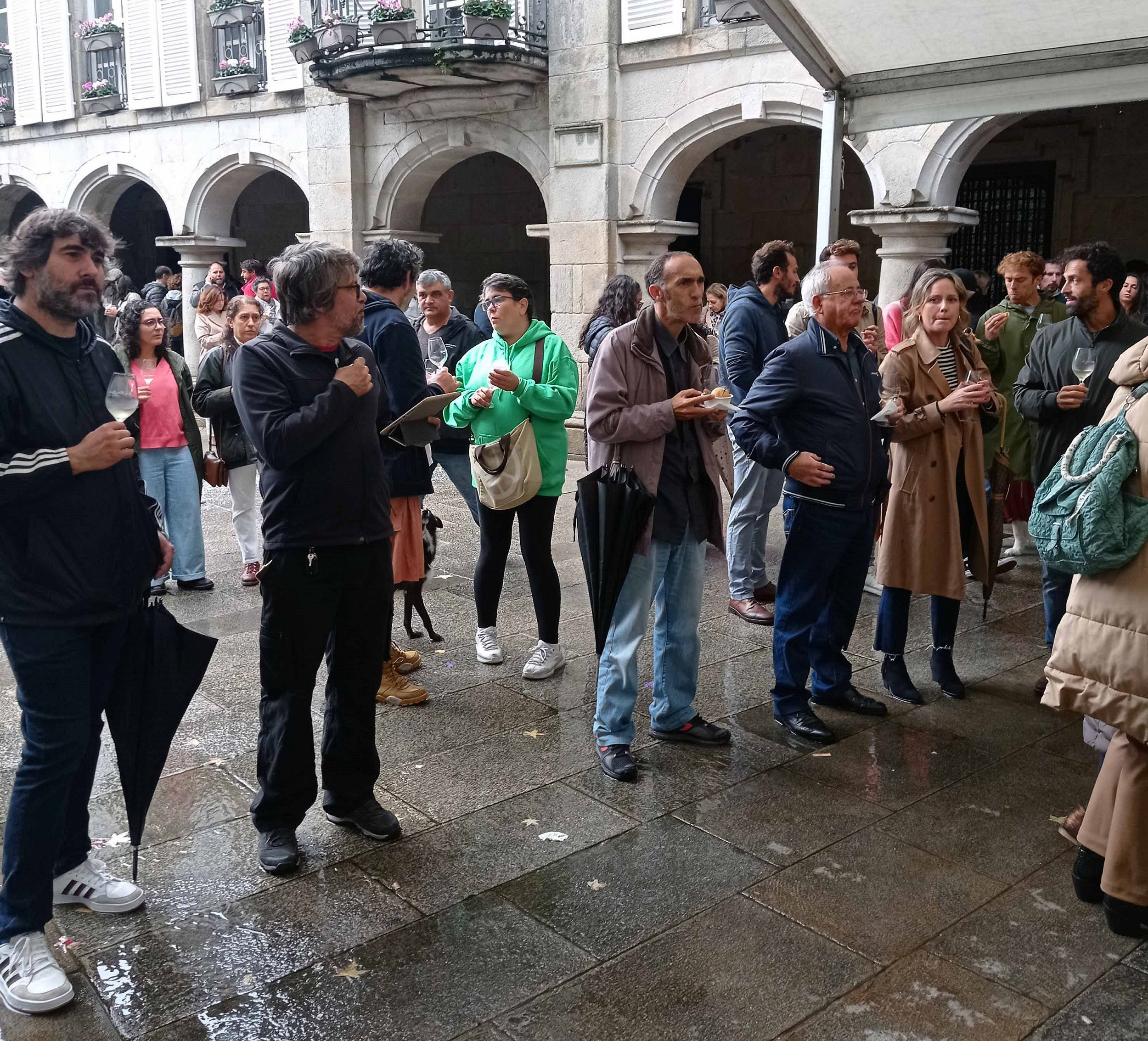 Asistentes al brindis por la D. O. Rías Baixas (D. O. Rías Baixas).