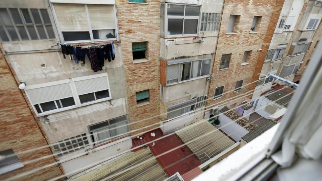 Patio interior por el que el hombre se ha intentado suicidar tras matar a su pareja.