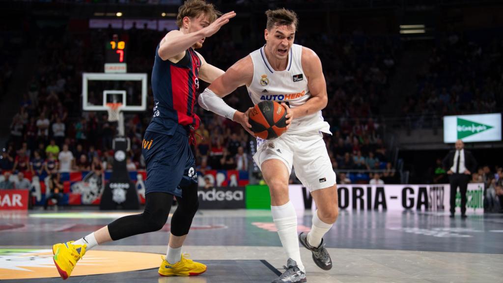 Hezonja disputa un balón en el Baskonia - Real Madrid.