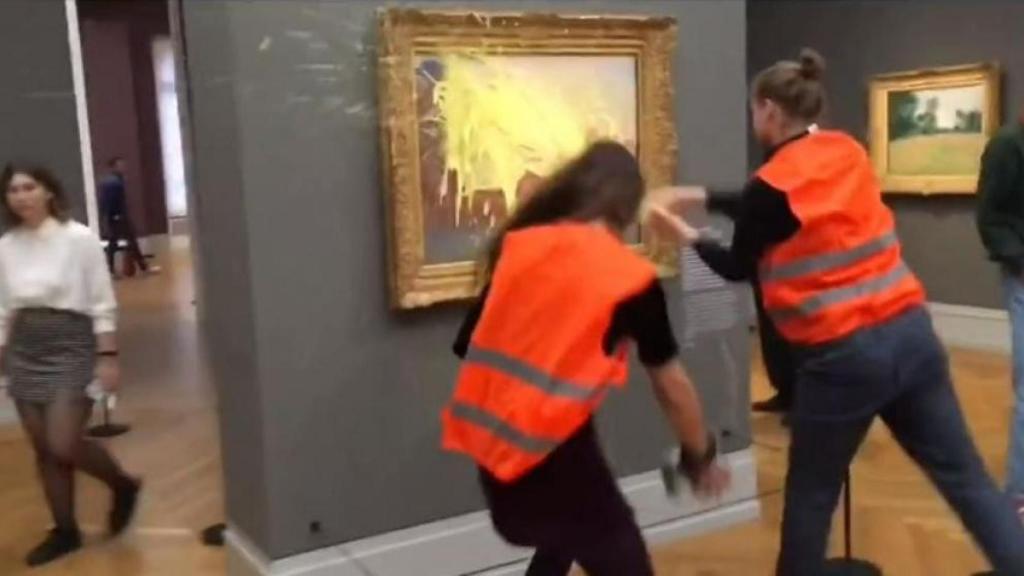 Activistas lanzan puré de patatas contra 'Los almiares' de Monet en Alemania. Foto: Twitter