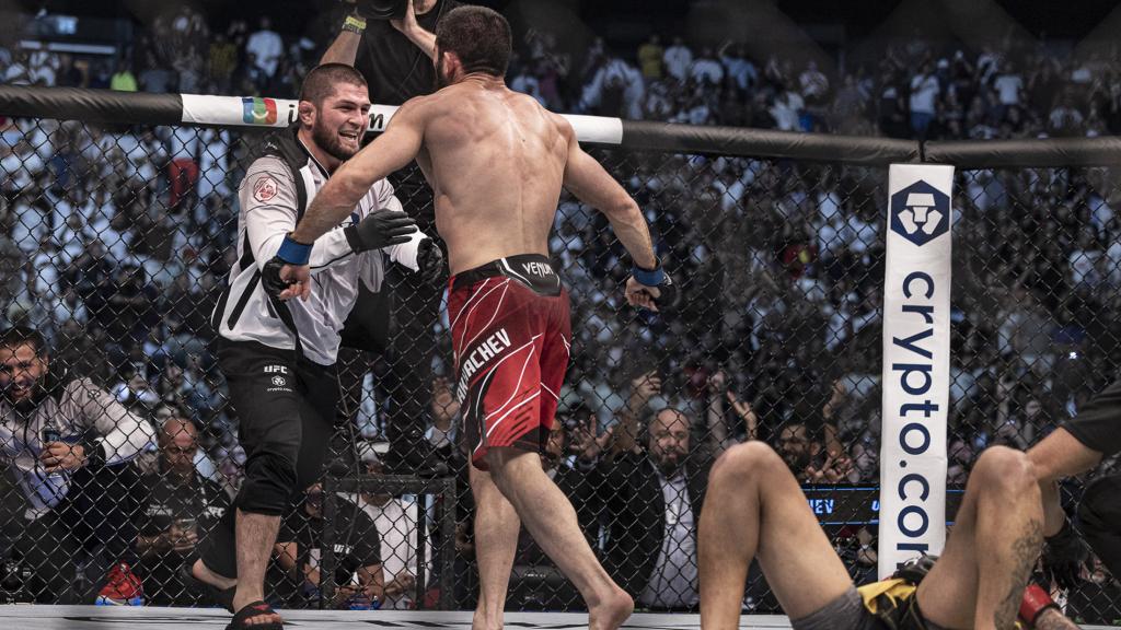 Islam Makhachev, festejando su victoria sobre Charles Oliveira con Khabib Nurmagomédov