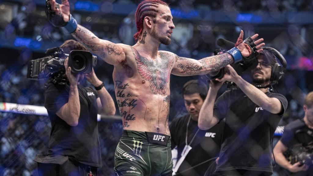 El luchador Sean O'Malley, celebrando su victoria en el UFC 280