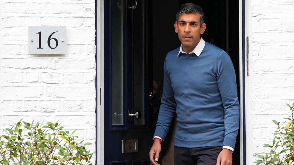 Rishi Sunak sale de su casa de Londres este sábado.