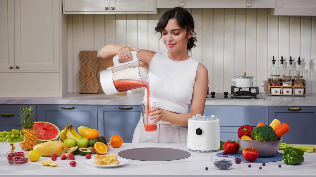 Una mujer prepara una bebida con Xiaomi Smart Blender.