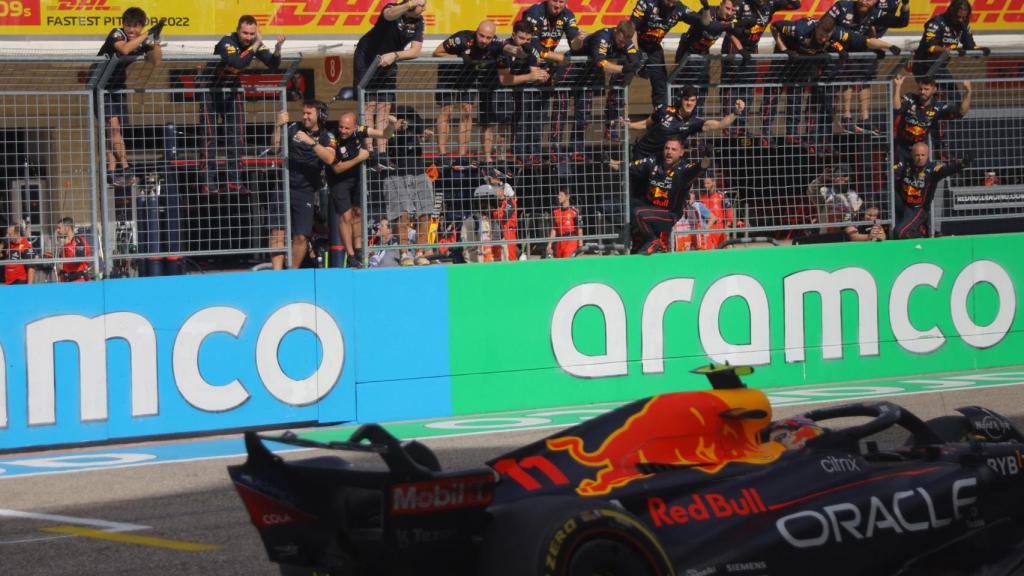 Verstappen entra en meta alentado por su equipo.
