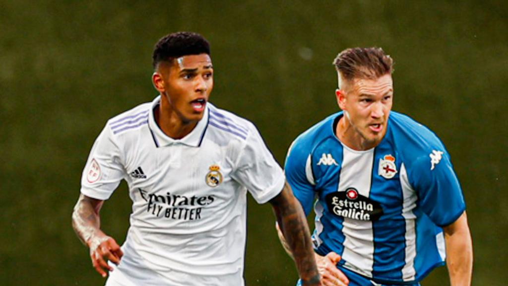 Vinicius Tobías conduce un balón.