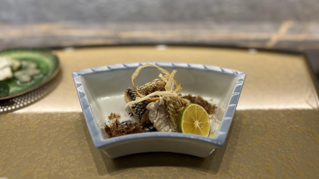 Lubina crujiente al carbón