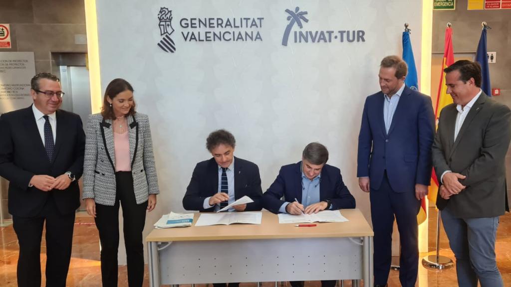 Momento de la firma del convenio de colaboración, este lunes.