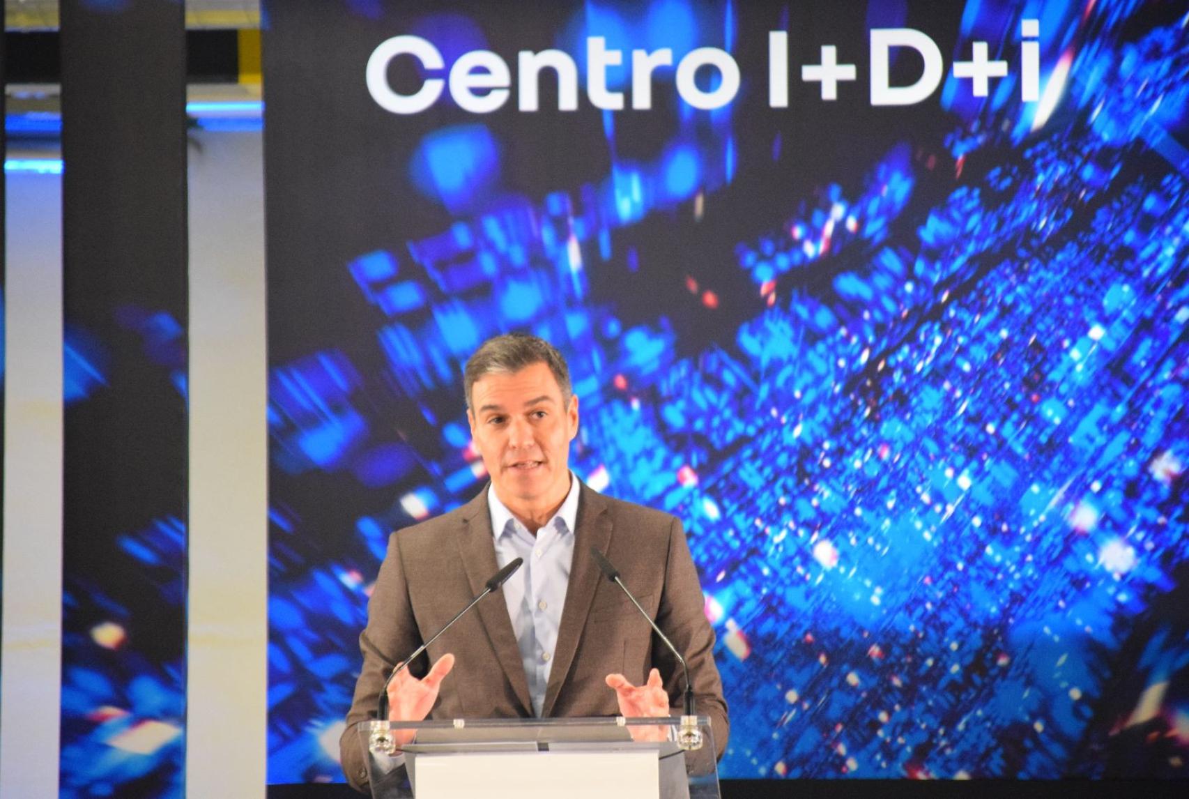 El presidente del Gobierno, Pedro Sánchez, durante su visita hoy a Renault Valladolid