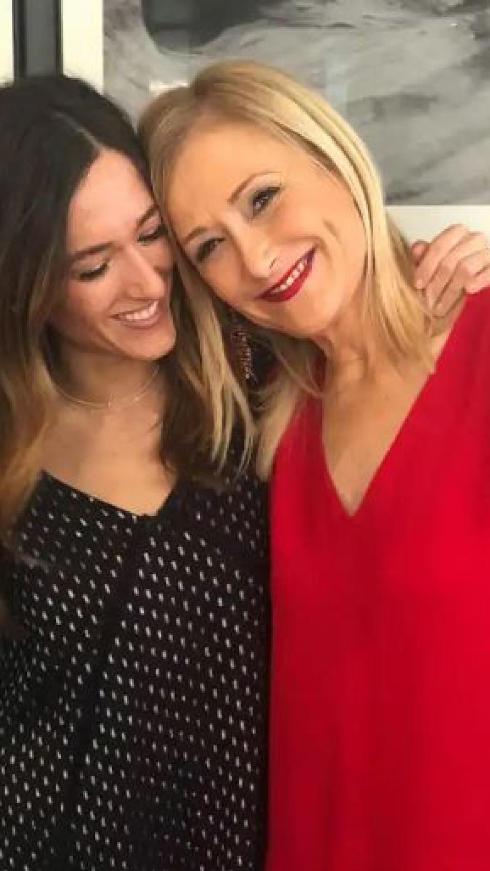 Cristina Cifuentes y su hija en una imagen colgada en las redes sociales.