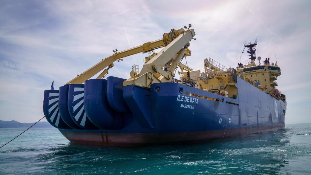 Embarcación encargada de realizar el despliegue del cable.