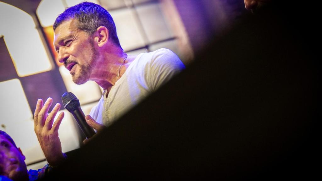 Banderas en un momento de la rueda de prensa.