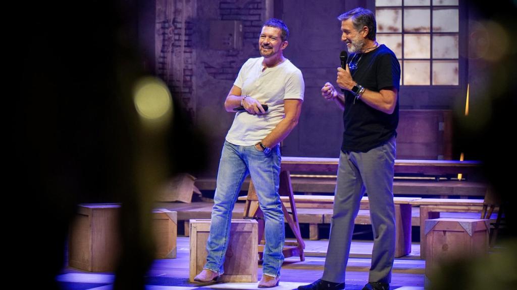 Aragón y Banderas, sonriendo.