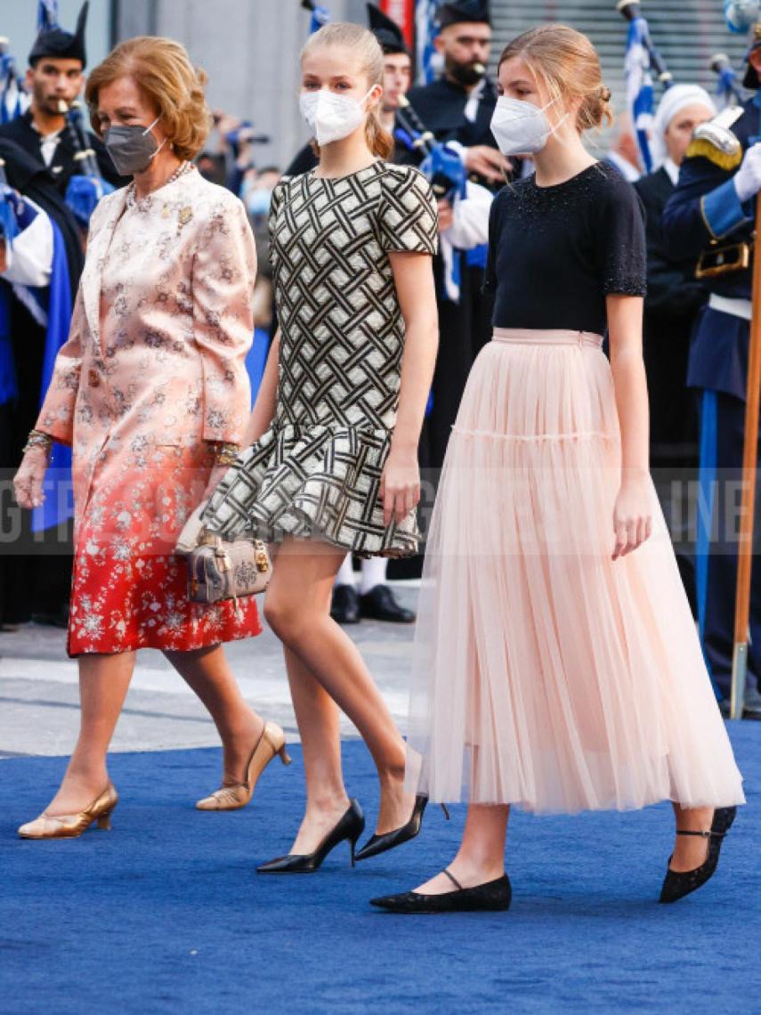 Leonor y Sofía el año pasado a su llegada a la gala.