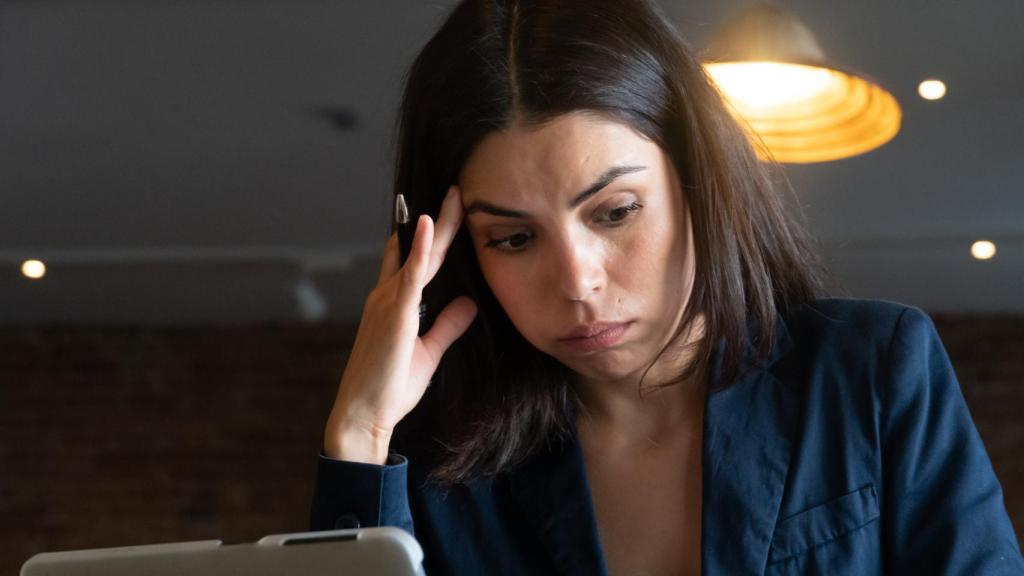 Imagen de archivo de mujer preocupada