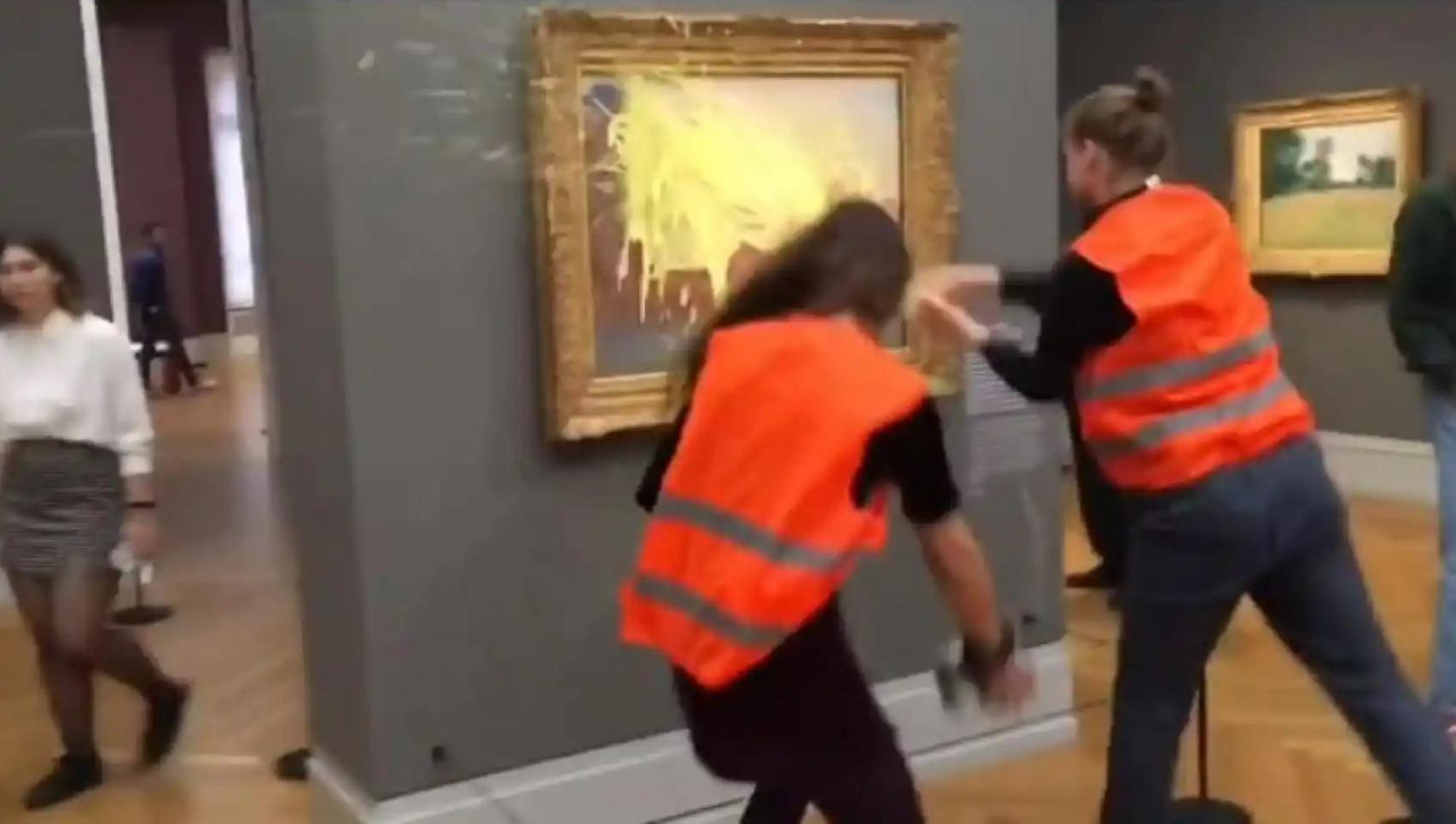 Activistas lanzan puré de patatas contra 'Los almiares' de Monet en Alemania. Foto: Twitter