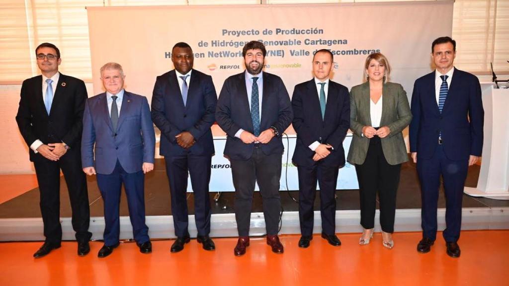 Autoridades políticas regionales, locales y representantes del consorcio que conforman Repsol, Enagás Renovable y Engie.