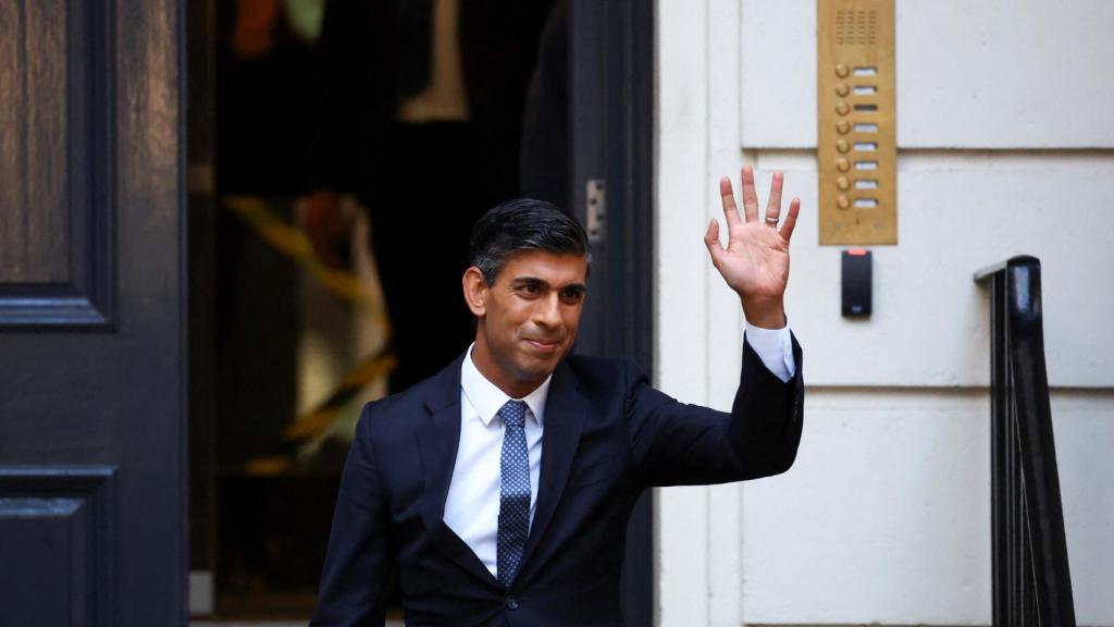 Rishi Sunak sale de las oficinas centrales del Partido Conservador en Londres.