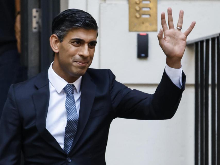 El recién nombrado primer ministro británico este mismo lunes por la tarde abandonando la sede del partido conservador.