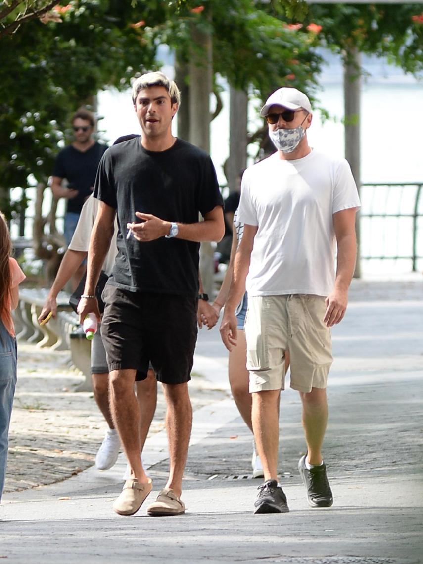 El actor Leonardo Di Caprio junto a un amigo.