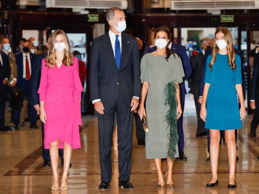 Leonor y Sofía, con los Reyes, en el concierto previo a los premios en 2021.