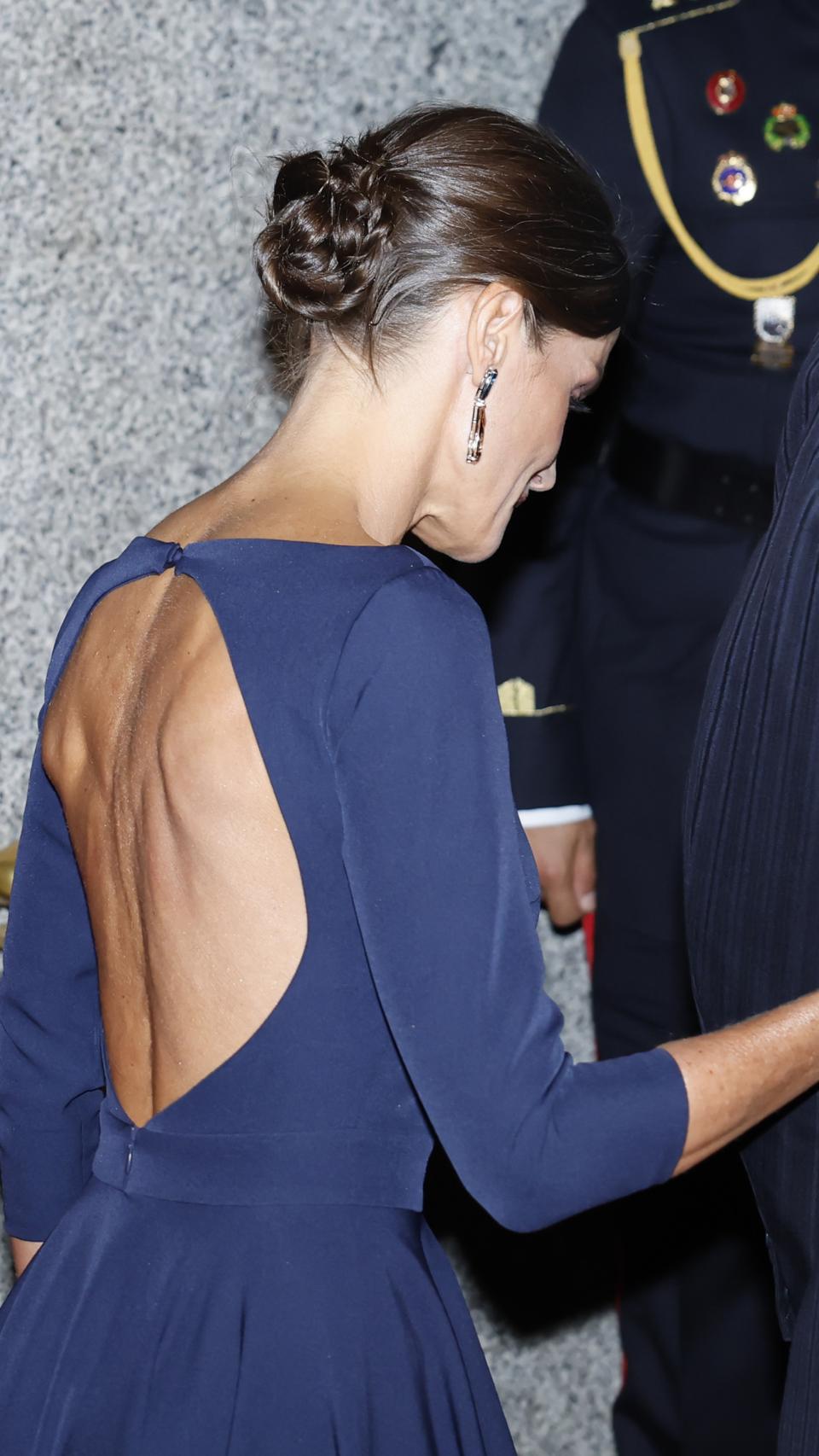 La espalda al aire de Letizia.