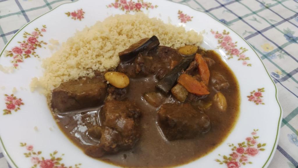 El tajine de ternera con verduras y cuscús ya emplatado.
