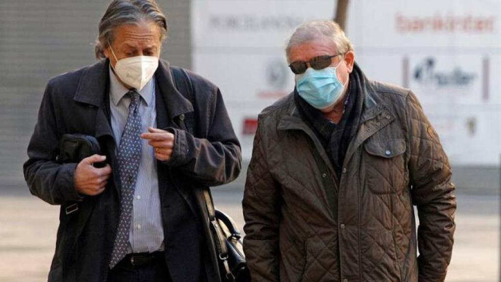 El exalcalde de Calpe, Javier Morató (derecha), a su llegada al juzgado, en imagen de archivo.