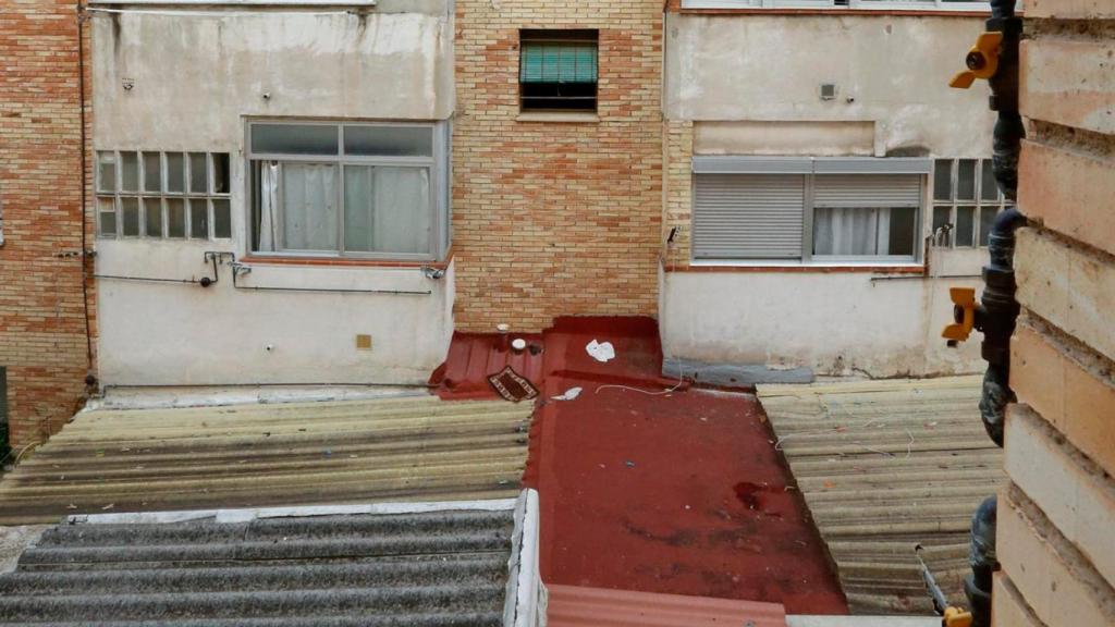 El presunto asesino se tiró por el patio de luces tras el suceso.