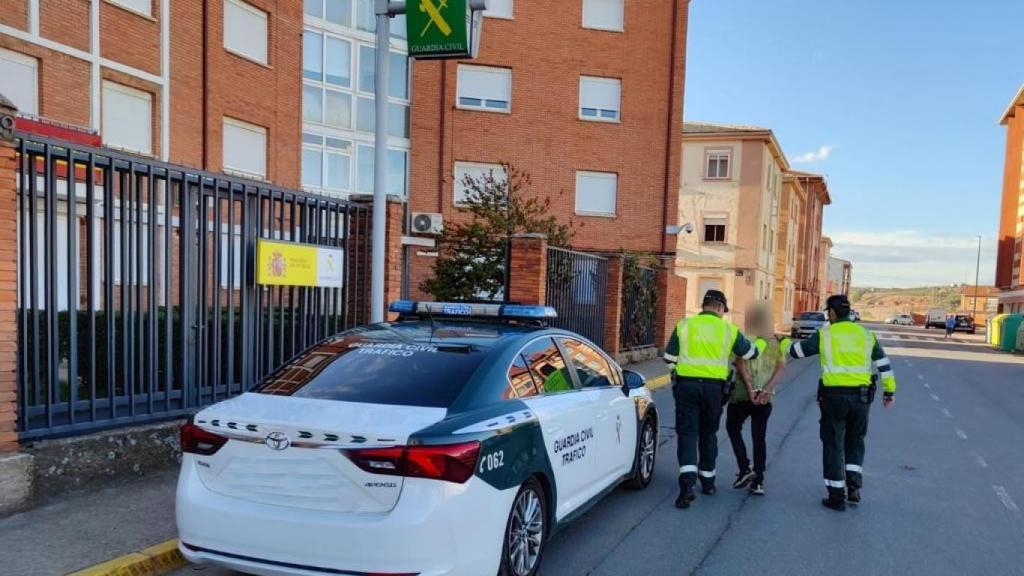 La Guardia Civil en el momento de la detención del hombre de 33 años