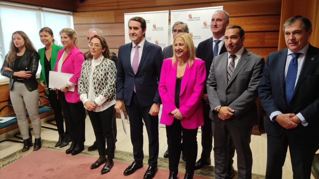 Los consejeros de Medio Ambiente, Vivienda y Ordenación del Territorio, Juan Carlos Suárez-Quiñones, y de Movilidad y Transformación Digital, María González Corral, que están acompañados por los delegados territoriales de las nueve provincias.
