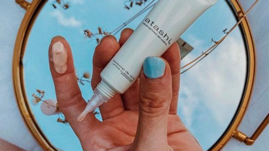 Contorno de ojos efecto lifting de Atashi.