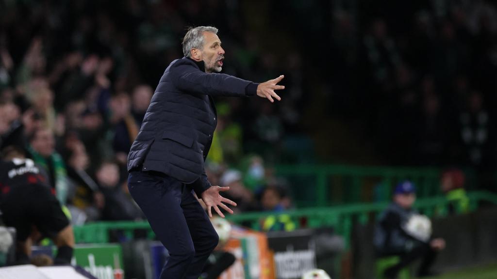 Marco Rose dando instrucciones desde el banquillo.