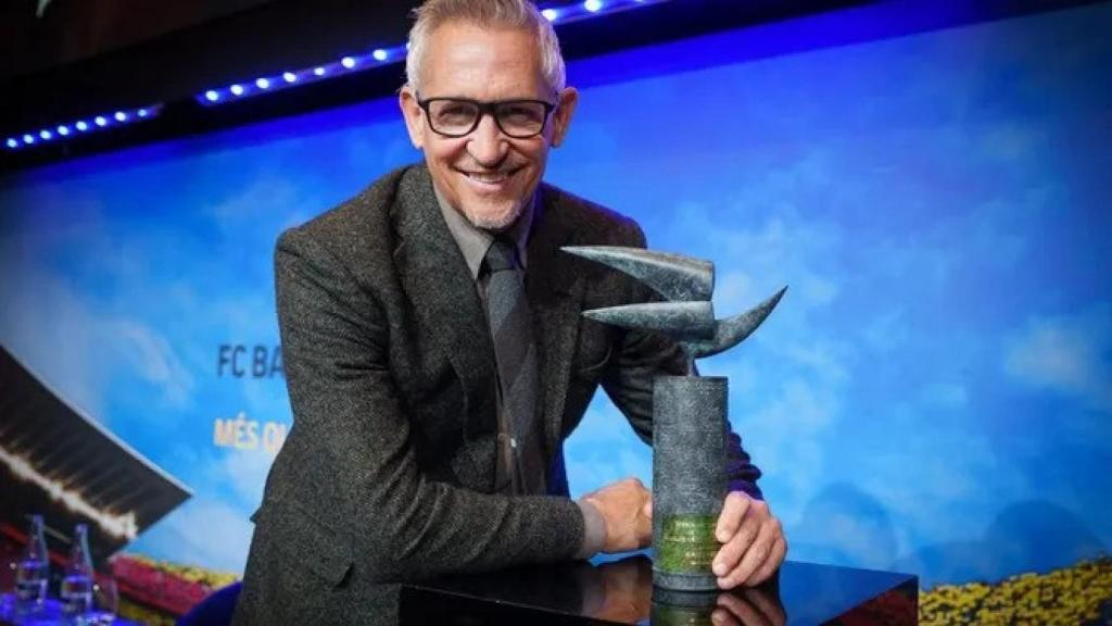Gary Lineker, posando con el galardón.