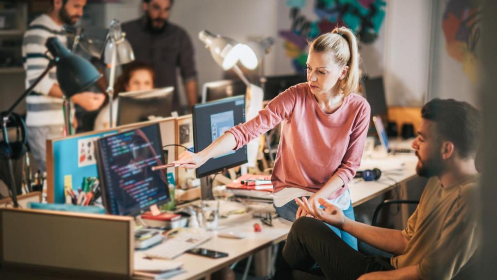 Imagen de archivo de un grupo de personas programando.