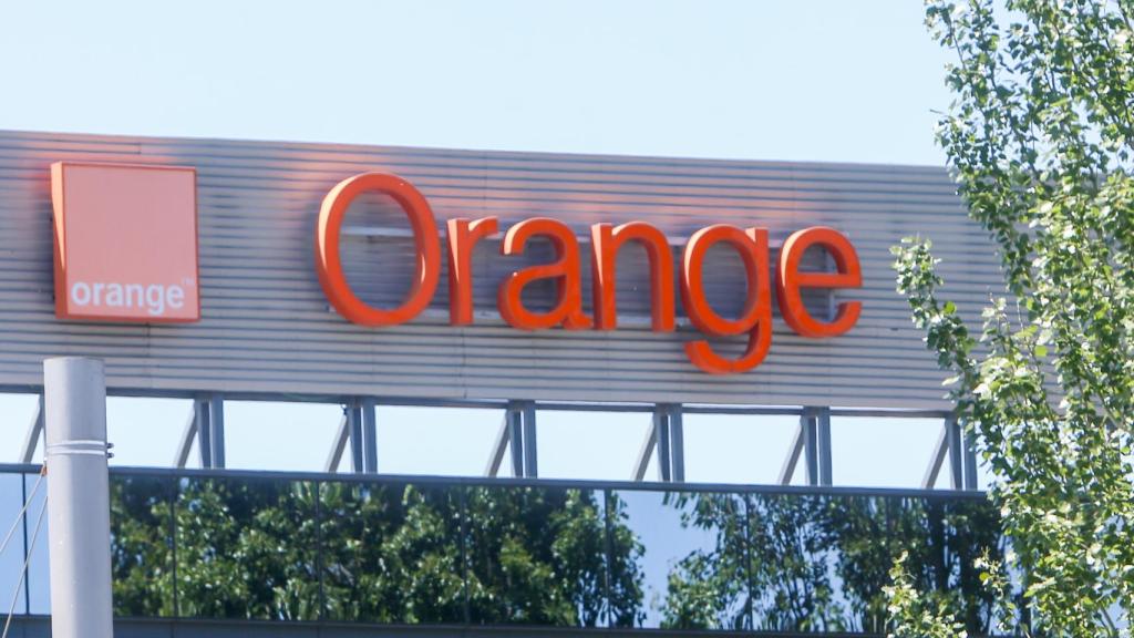 Logo de Orange en la sede central de la compañía en España en el Parque Empresarial La Finca, situado en Pozuelo de Alarcón (Madrid).