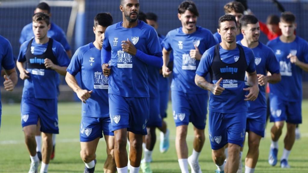 Los jugadores del Málaga CF se ejercitan durante un entrenamiento.