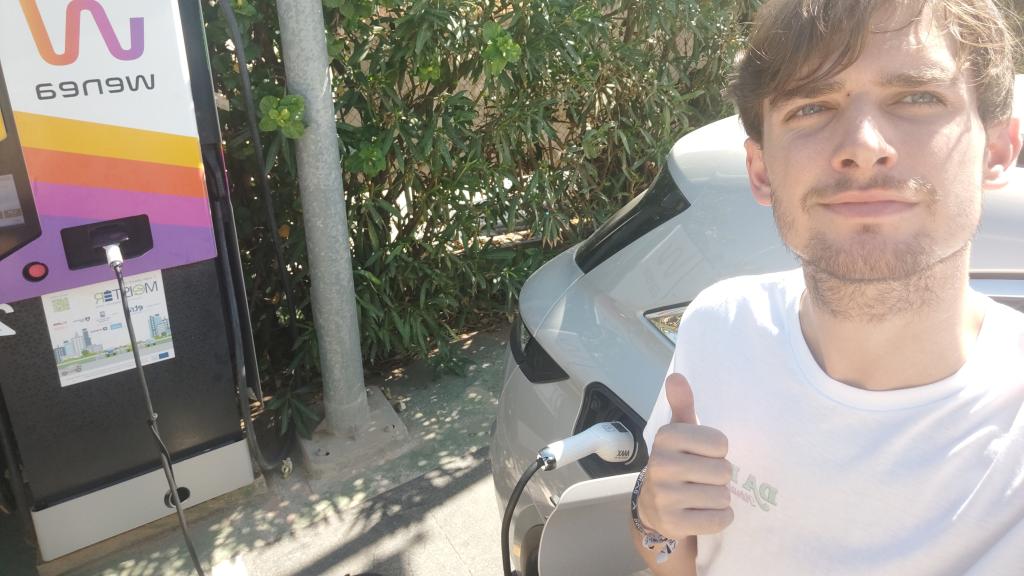 Guillermo Azumendi, COO de Zeemcoin, frente a un poste de recarga eléctrica.