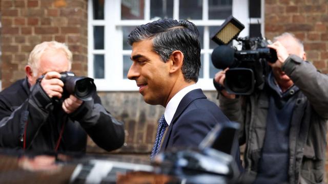 Rishi Sunak, este lunes a la salida de la sede de su candidatura.