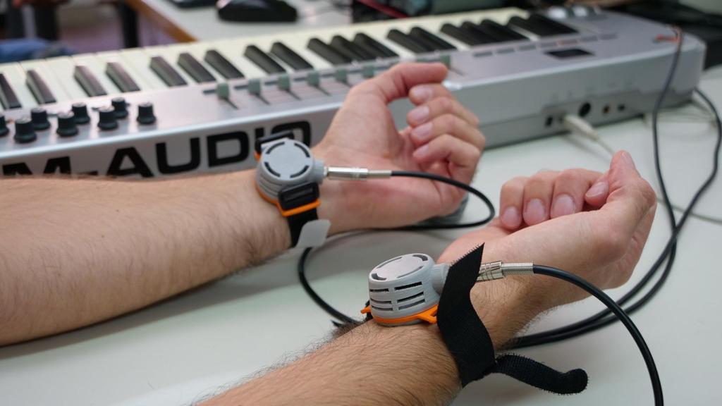 Dos actuadores en las muñecas producen vibraciones e ilusiones táctiles