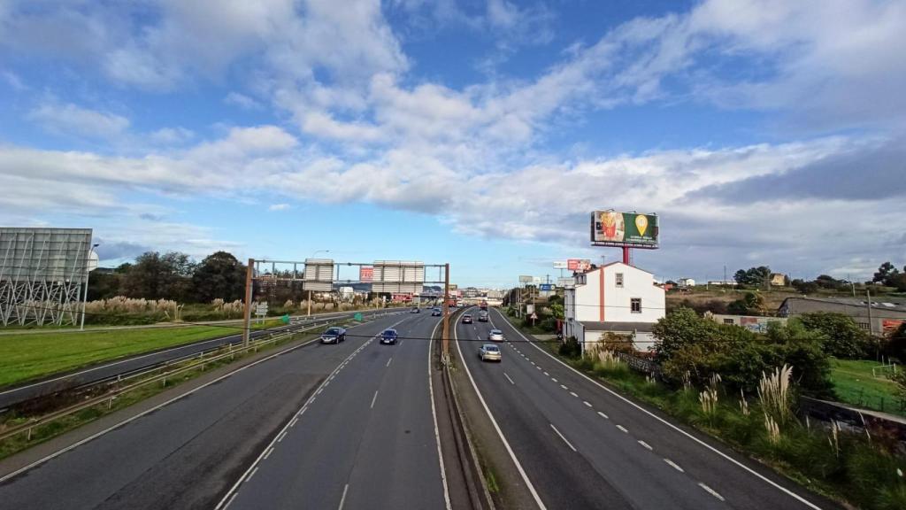 Acceso a A Coruña por Alfonso Molina junto a Coca-Cola.